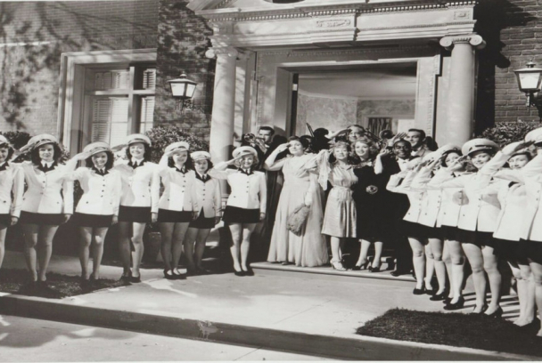 Tres chicas para tres marinos