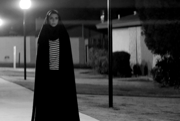 Una chica vuelve a casa sola de noche