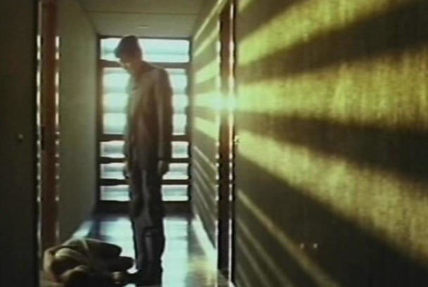 Botas negras, látigo de cuero