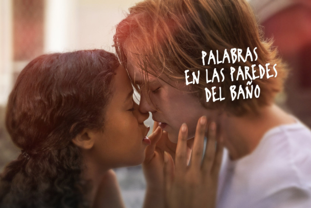 Palabras en las paredes del baño