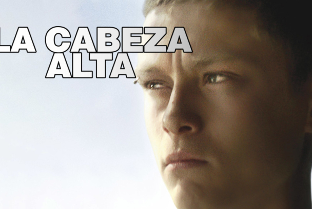 La cabeza alta