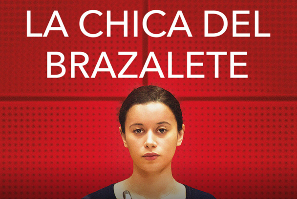 La chica del brazalete