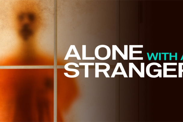 Sola con un extraño