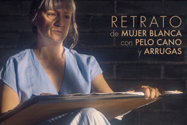 Retrato de mujer blanca con pelo cano y arrugas