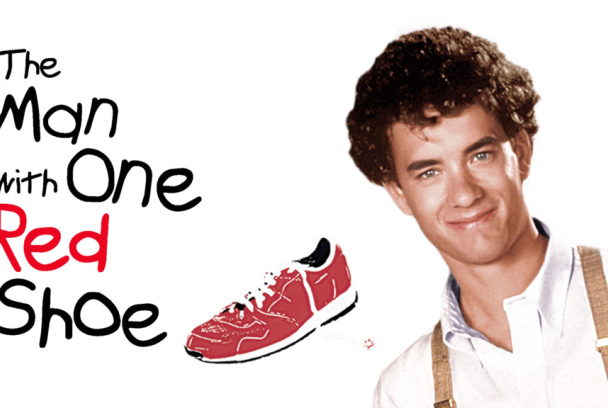 El hombre con un zapato rojo