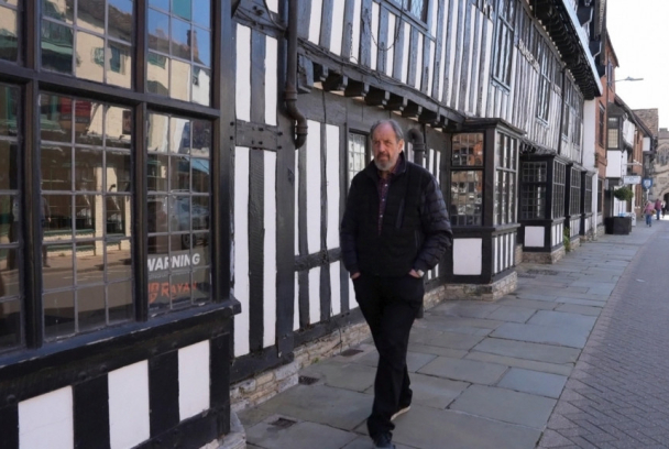 José María Pou, el hombre que respira teatro