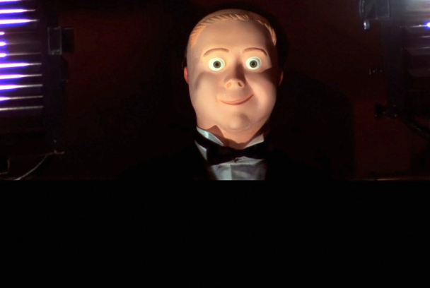 Cuatro moscas sobre terciopelo gris