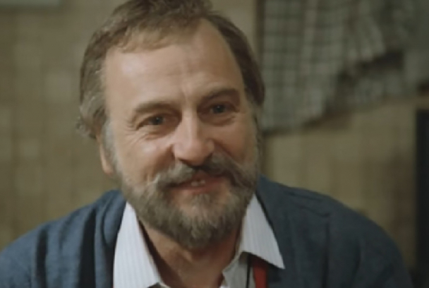 A la pálida luz de la luna