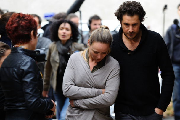 Dos niñas vestidas de azul