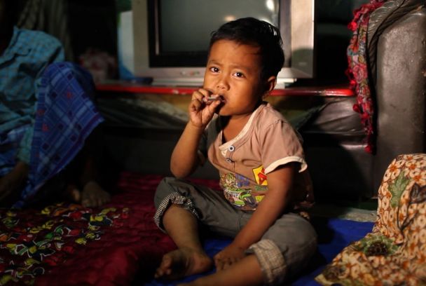 Grans tabaqueres, consumidors petits