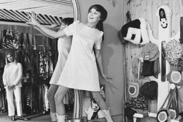 La noche temática: Minifalda, zapatos y mujer